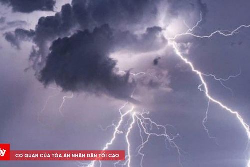 Người đàn ông bị sét đánh tử vong khi đang phát cỏ ngoài vườn