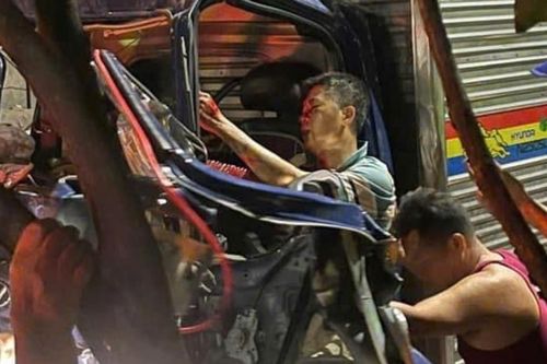 Giải cứu 2 vợ chồng kẹt cứng trong cabin xe tải sau tai nạn