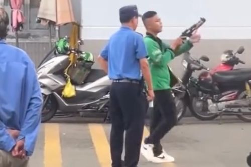 Sự thật clip thanh niên cầm súng gây rối ở bến xe TPHCM