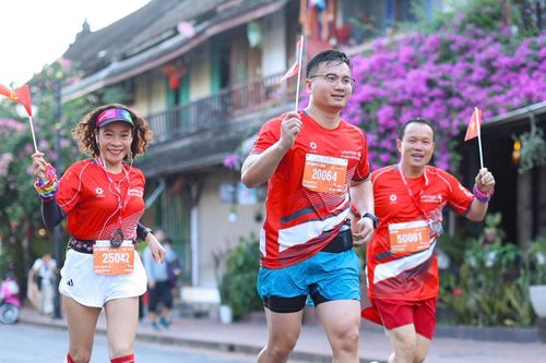 VĐV nghiệp dư vô địch chặng đầu marathon xuyên ba nước Đông Dương