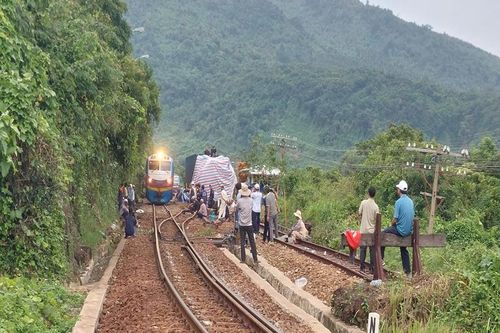 Thông tuyến đường sắt qua đèo Hải Vân sau sự cố tàu bị trật bánh