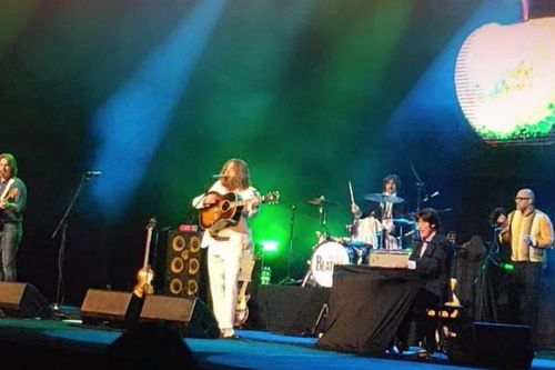 Show Bootleg Beatles: Lung linh khi khán giả Hà Nội bật flash hát 'Hey Jude'