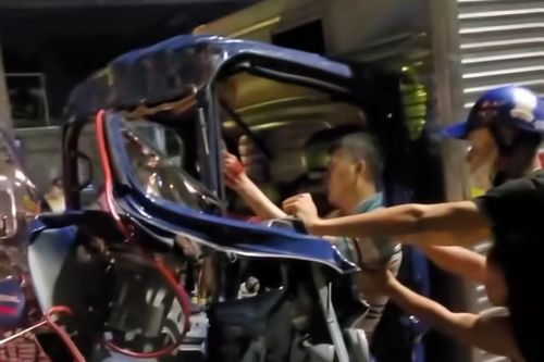 TP Hồ Chí Minh: Giải cứu hai vợ chồng bị mắc kẹt trong xe tải sau tai nạn