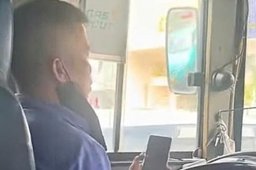 Tài xế xe buýt vừa lái xe vừa bấm điện thoại khiến hành khách bức xúc và cái kết