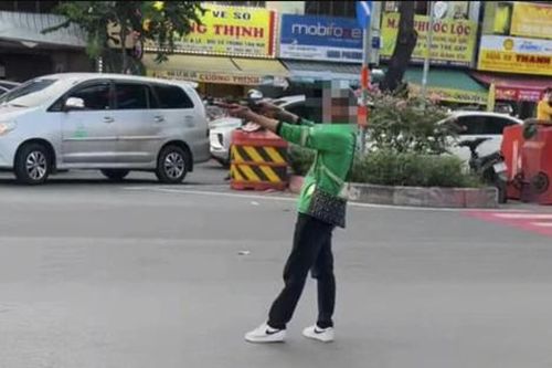 Thực hư vụ việc nam thanh niên cầm súng chặn xe, dọa người đi đường ở TPHCM
