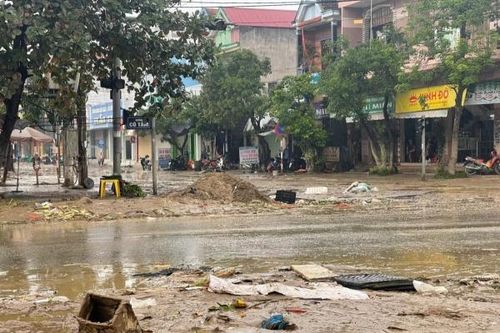 Ngổn ngang 'núi bùn đất' khi lũ lụt đi qua tại rốn lũ Lệ Thủy
