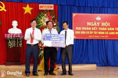Trưởng ban Dân vận Tỉnh ủy Cao Tiến Dũng dự Ngày hội Đại đoàn kết toàn dân tộc tại Xuân Lộc