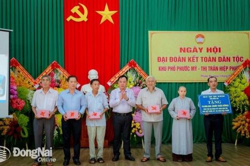 Chủ tịch UBND tỉnh Võ Tấn Đức dự Ngày hội Đại đoàn kết tại huyện Nhơn Trạch