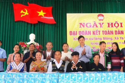 Trưởng ban Tuyên giáo Tỉnh ủy Huỳnh Thế Mạnh dự Ngày hội Đại đoàn kết toàn dân tộc tại làng Mông