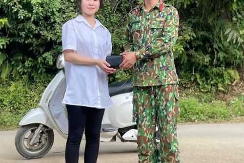 Nhặt được của rơi, chiến sĩ trả lại người đánh mất