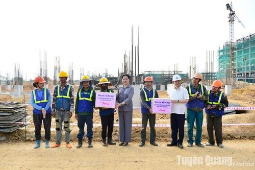Bí thư Tỉnh ủy Hà Thị Nga kiểm tra cơ sở vật chất phục vụ khám chữa bệnh, chăm sóc sức khỏe nhân dân