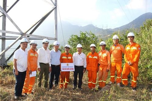 Công đoàn Tổng công ty Truyền tải điện Quốc gia thăm hỏi người lao động sau bão số 6