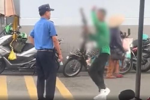 Nam thanh niên biểu hiện bất thường cầm súng nhựa chặn hàng loạt phương tiện trước Bến xe Miền Tây