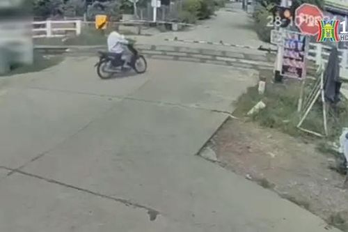Nguy hiểm cố tình băng qua đường ngang khi tàu đang tới