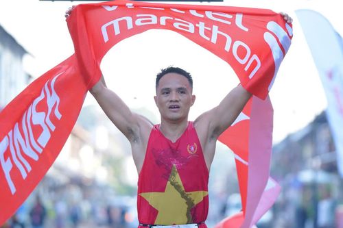 VĐV Việt Nam vô địch đường chạy marathon trên đất Lào