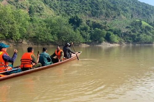Tìm thấy thi thể hai học sinh lớp 3 đuối nước trên sông Nậm Mộ