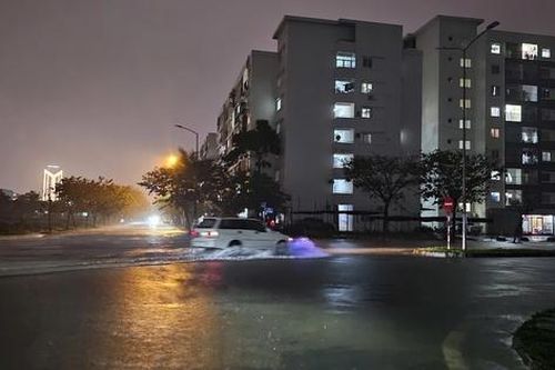 Huế mưa trắng trời, một số tuyến đường ngập cục bộ