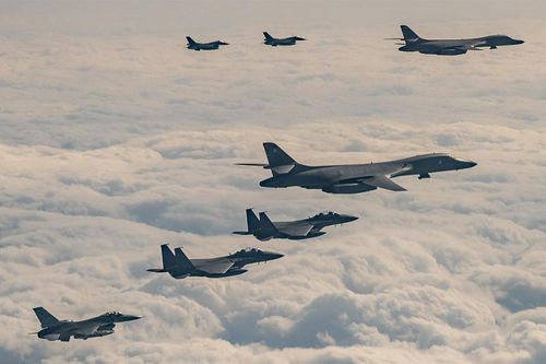 Oanh tạc cơ chiến lược B-1B Lancer Mỹ diễn tập với Nhật Bản, Hàn Quốc