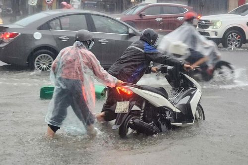 Quảng Trị: Nhiều đoạn đường ngập cục bộ sau mưa lớn