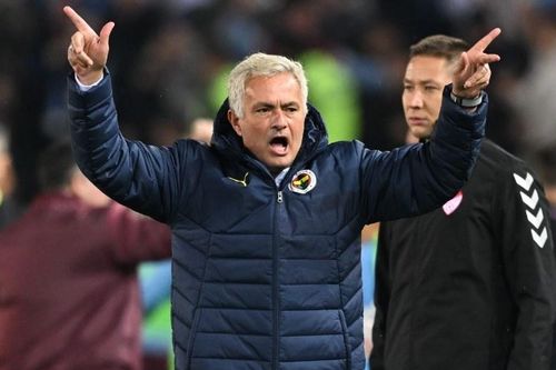 Mourinho 'phát cuồng' sau bàn thắng ở phút 90+12