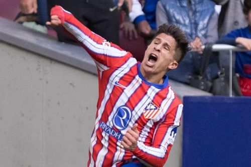 Con trai HLV Simeone làm lu mờ Julian Alvarez