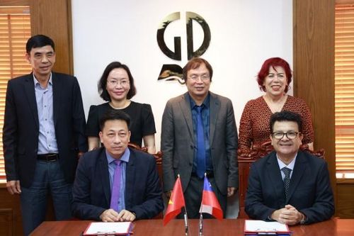 Hợp tác giữa NXB Giáo dục và Đại sứ quán Chile tại Việt Nam