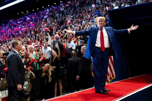 Vì sao Tim Cook, Jeff Bezos bỗng im tiếng trước ông Trump?