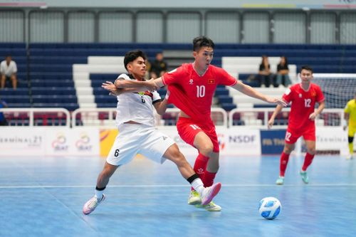 Tuyển futsal Việt Nam áp sát Thái Lan tại giải Đông Nam Á