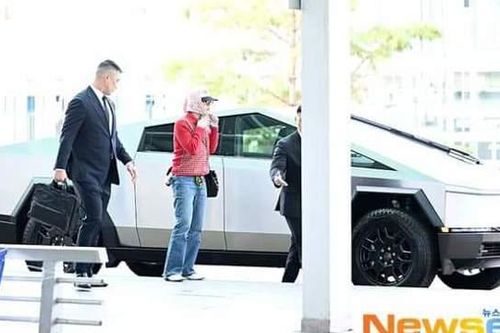 G-Dragon diện đồ 'bà thím', ngồi siêu xe Tesla, Jaehyun NCT cắt tóc lạ