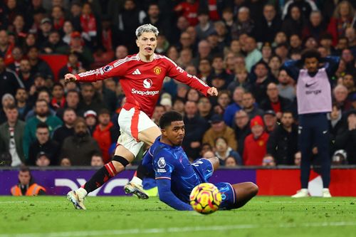 Manchester United chia điểm cùng Chelsea