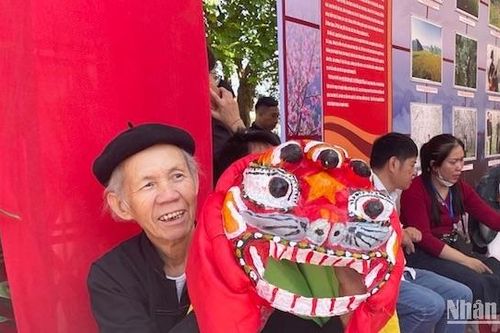 Độc đáo mặt nạ sư tử mèo của đồng bào dân tộc Xứ Lạng