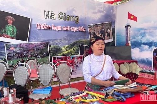Người H'Mông Hà Giang dệt lanh ở Lạng Sơn