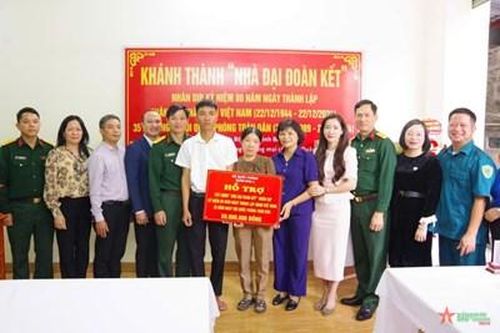 Ban Chỉ huy Quân sự TP Bắc Ninh: Trao nhà đại đoàn kết tặng gia đình chính sách