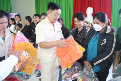 Trao quà cho hàng ngàn trẻ em vùng biên giới Quảng Nam