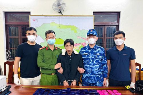 Bị tóm khi 'ôm hàng' đợi mối