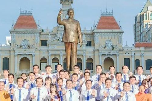 Thanh niên TP. HCM dâng hoa báo công Chủ tịch Hồ Chí Minh, khai mạc Đại hội Hội LHTN lần IX