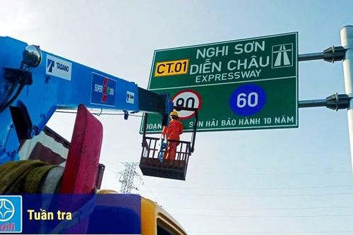 Nhà thầu tự ý dán thêm chữ vào biển báo giao thông là không đúng quy định