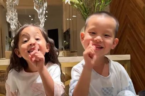 Cặp song sinh nhà Hồ Ngọc Hà bắt trend 'nín'