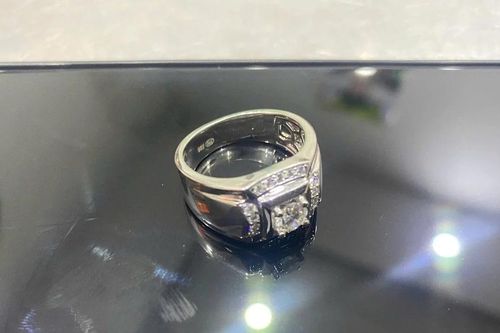 Giả vờ mua hàng rồi trộm nhẫn kim cương