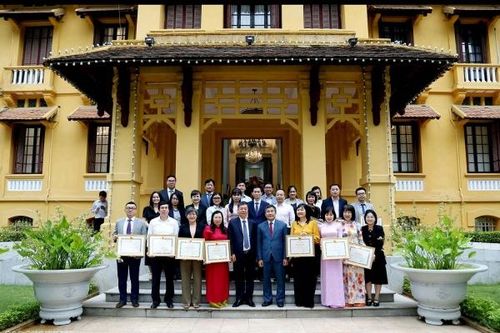 Bộ trưởng Ngoại giao tặng Bằng khen và Tuyên dương tập thể, cá nhân đóng góp tích cực trong xuất bản cuốn sách của cố Tổng Bí thư