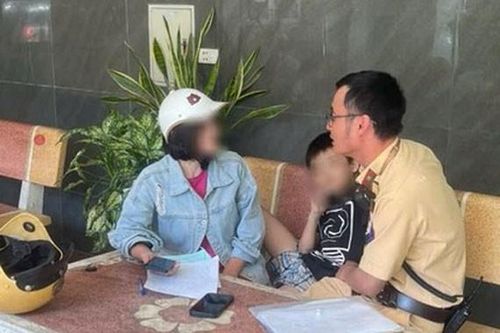 Tìm người thân cho bé trai đi lạc ở Hà Nội