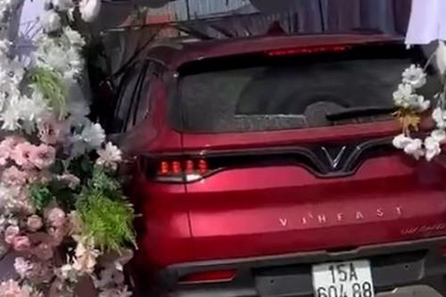 Mâu thuẫn cá nhân, điều khiển ô tô đâm đổ cổng hoa rạp cưới nhà hàng xóm