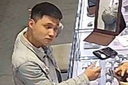Nam thanh niên vào cửa hàng vàng ở Đà Nẵng trộm nhẫn kim cương