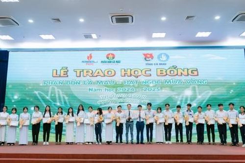 Phân bón Cà Mau trao 200 suất học bổng tới học sinh tỉnh Cà Mau