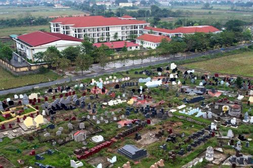 Lạ lùng ngôi trường trăm tỷ sát nghĩa trang, xây xong bị 'xóa sổ'