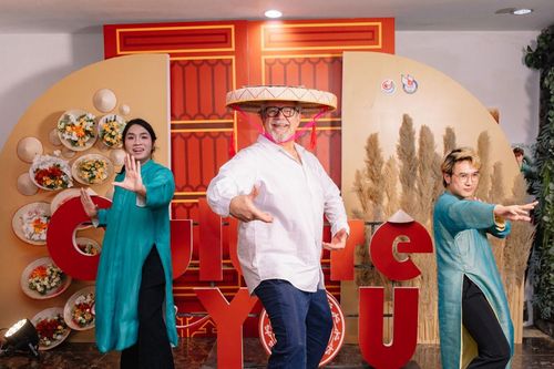Huyền thoại Philip Quast đội nón quai thao, tổ chức live concert tại Việt Nam