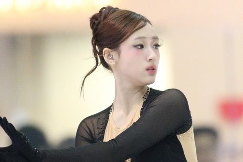 Sắc đẹp gây sốt của 'thiên thần trượt băng' 16 tuổi Linh Chi