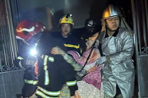 Cứu 2 nạn nhân mắc kẹt trong căn nhà 5 tầng bốc cháy lúc rạng sáng