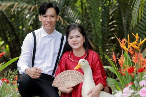Cô dâu chú rể Vĩnh Long chụp ảnh cưới với vịt, nhiều người tò mò lý do