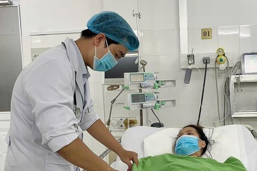 Đưa con đi khám ở bệnh viện, người phụ nữ bất ngờ ngưng tim 10 phút